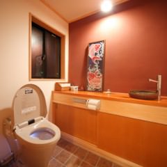 ベンガラ塗のトイレ